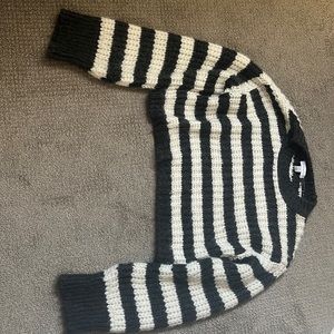 Women’s xs topshop chunky sweater cropped. Beautiful but dosent fit me.NWOT